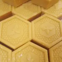 Savons hexagonaux au miel avec motif d’abeille gravé