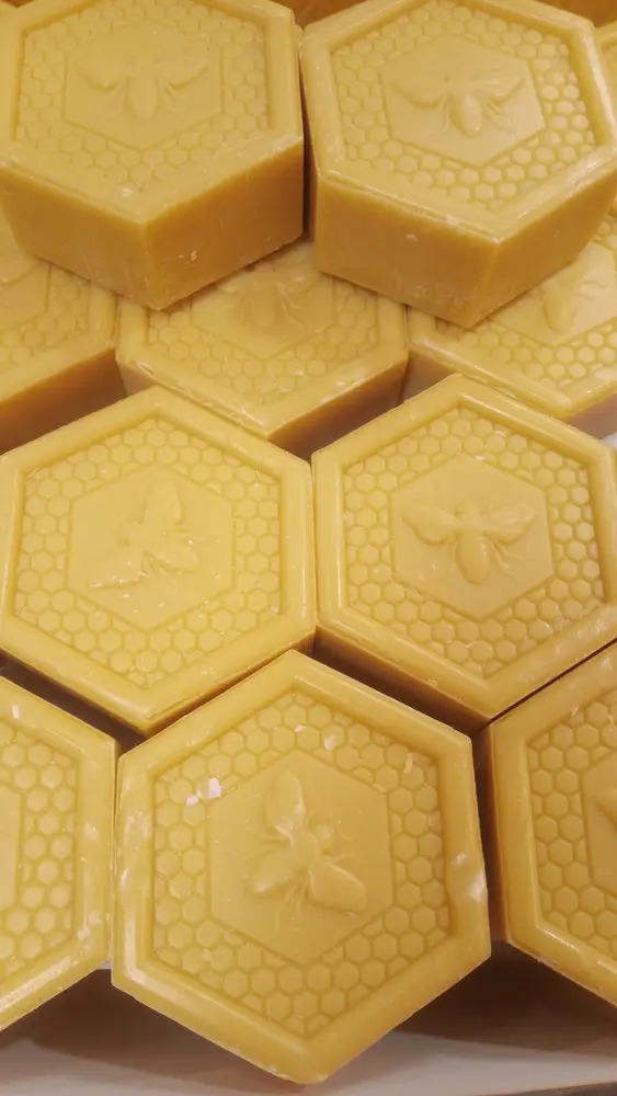 Savons hexagonaux au miel avec motif d’abeille gravé